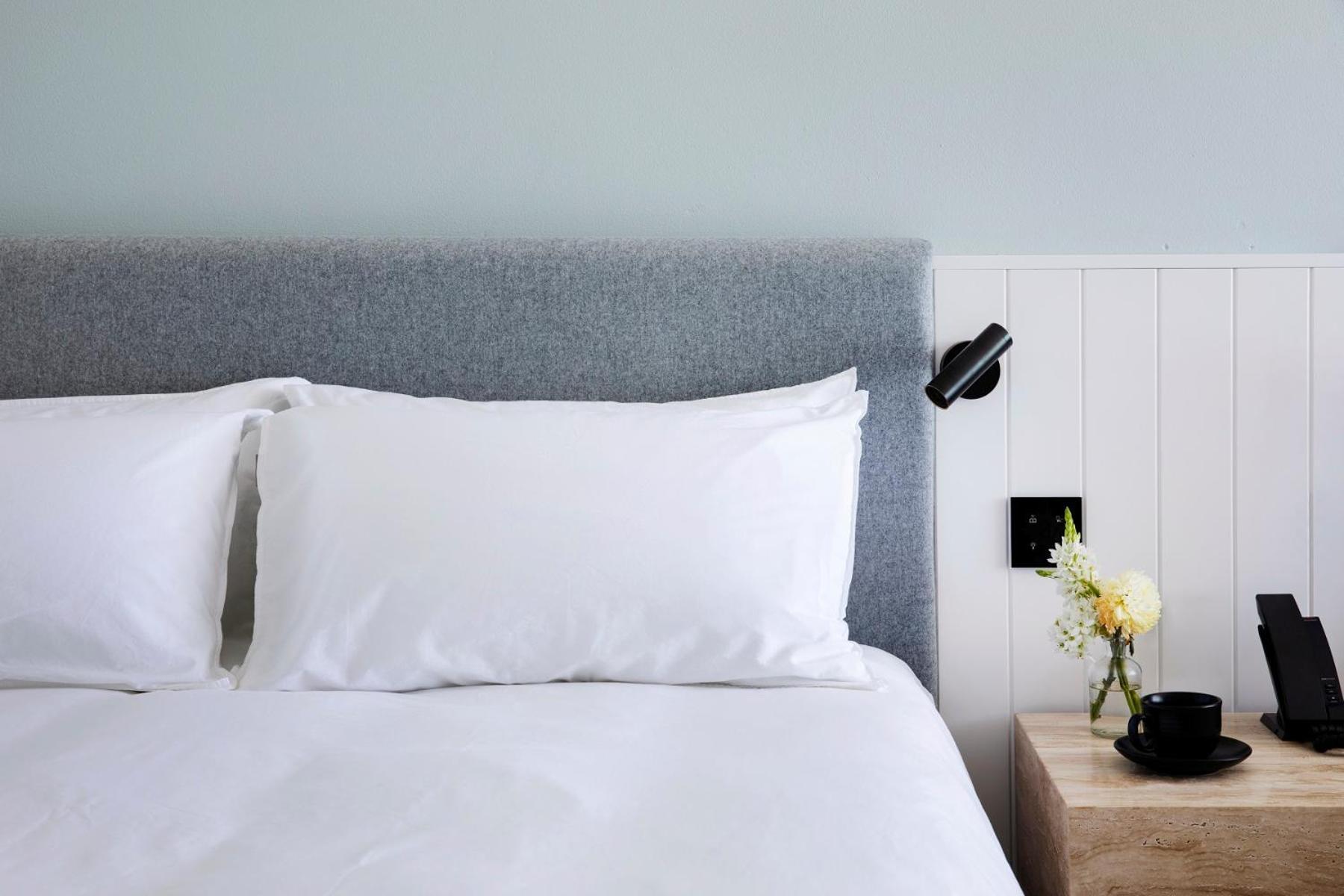 Manly Pacific Sydney Mgallery Collection Exteriér fotografie A bed with two pillows
